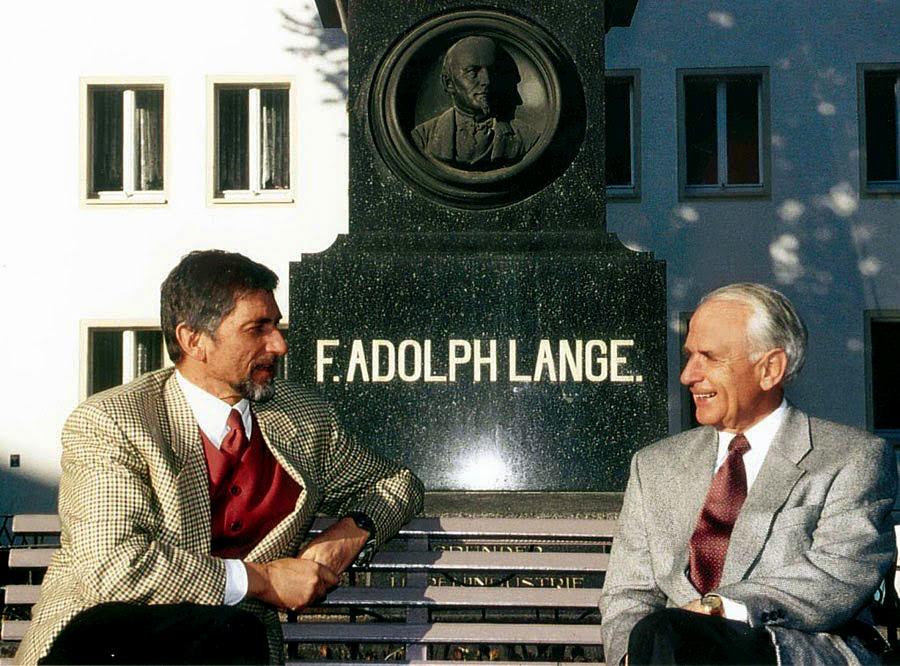 Гюнтер Блюмлейн та Вальтер Ланге біля меморіалу Ф.А. Ланге у Гласхютті, 1991р.