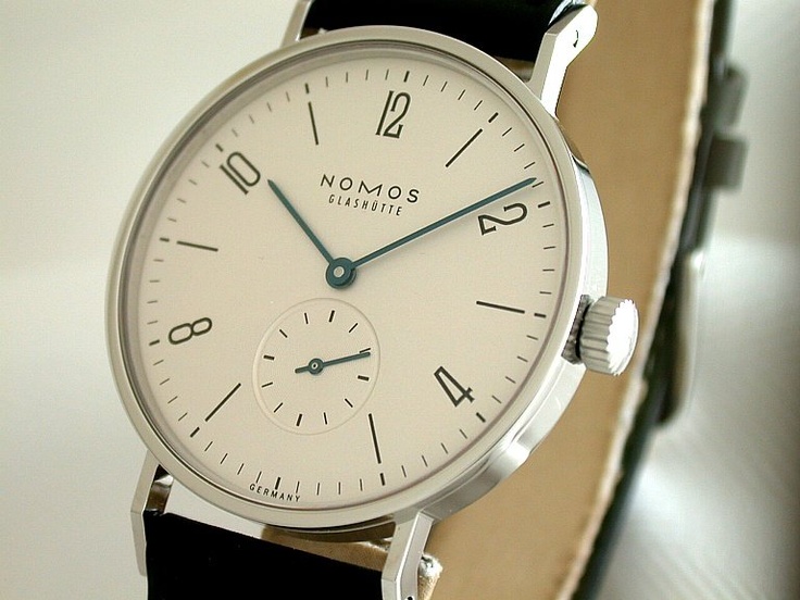 Годинник Nomos Tangente розроблений німецьким дизайнером Сюзанною Гюнтер