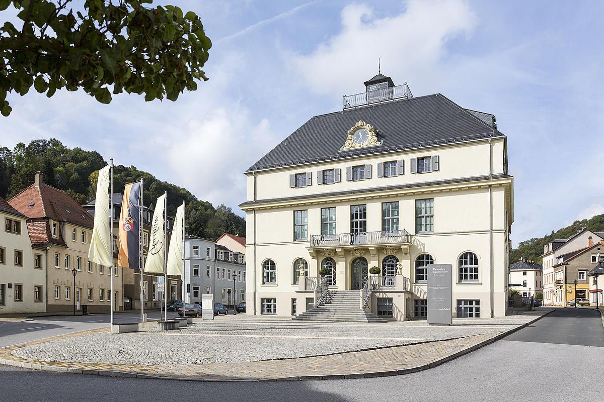 Німецький Музей вартової справи в Гласхютті влаштувався в будівлі першої Школи вартового мистецтва, відкритої в 1878 році.