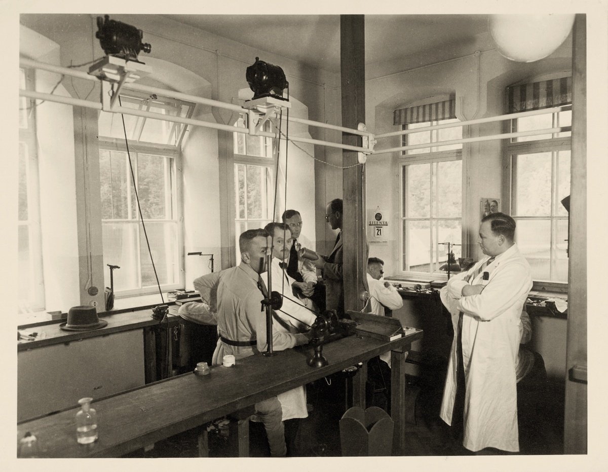 Д-р Эрнст Курц с часовщиками UFAG, 1939г.