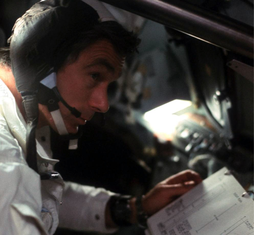 Джин Кернан во время миссии Аполон 17 с часами Speedmaster, надетыми на тыльную сторону запястья, чтобы читать показания часов, не поворачивая руки